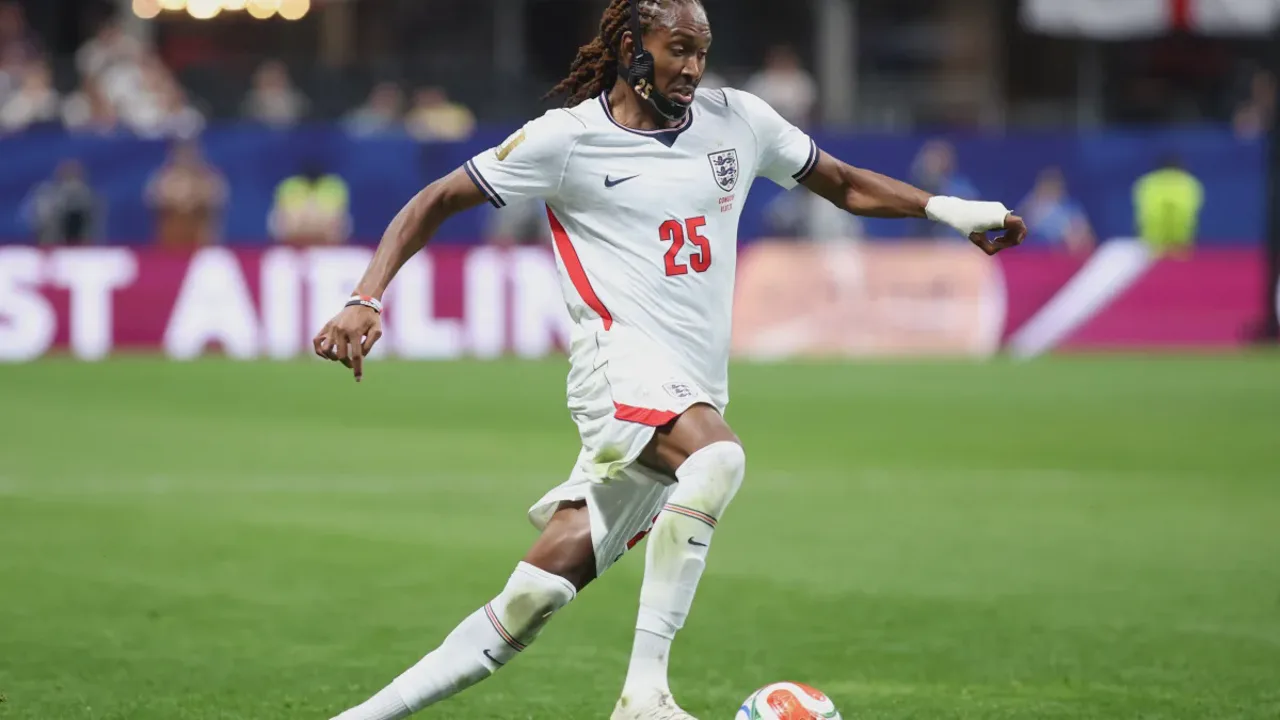 Djed Spence, zagueiro do Tottenham de camisa 24, em ação defensiva na Champions League 2025/2026