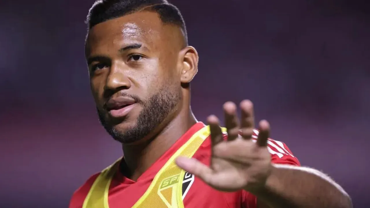 Luan, meia do São Paulo de camisa 33, em ação durante partida do Brasileirão Série A de 2026