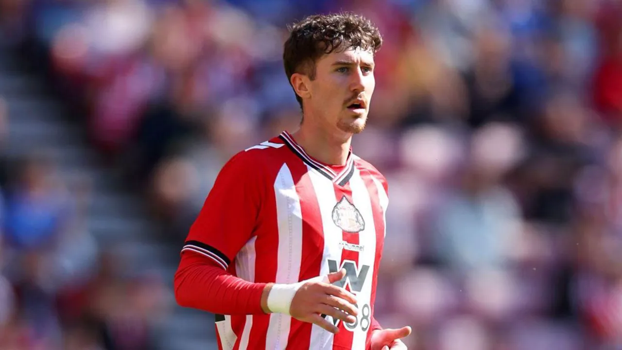 Trai Hume, zagueiro do Sunderland, em ação defensiva durante partida da Premier League 2025/2026