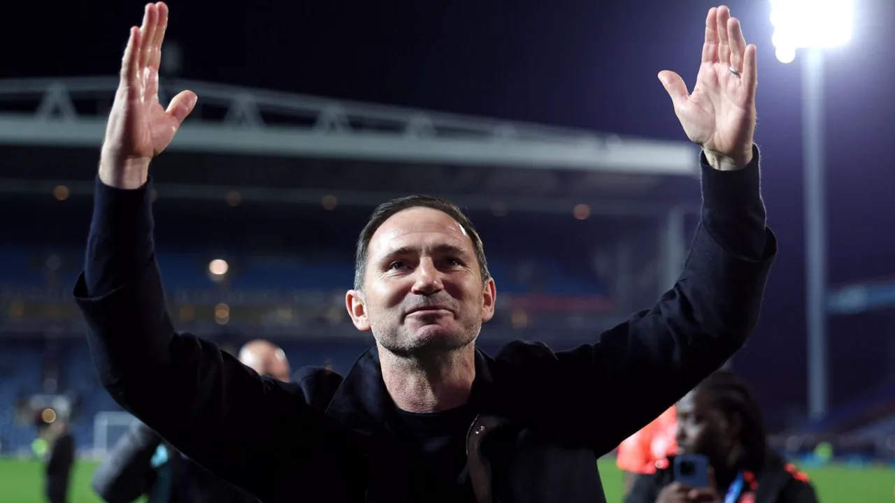 Frank Lampard, treinador do Coventry City, na beira do campo durante partida da Premier League 2025/2026