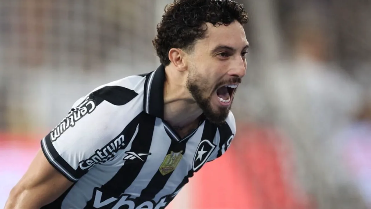 Alex Telles pelo Botafogo e Walter Clar pela Chapecoense em lances do Brasileirão Série A 2026