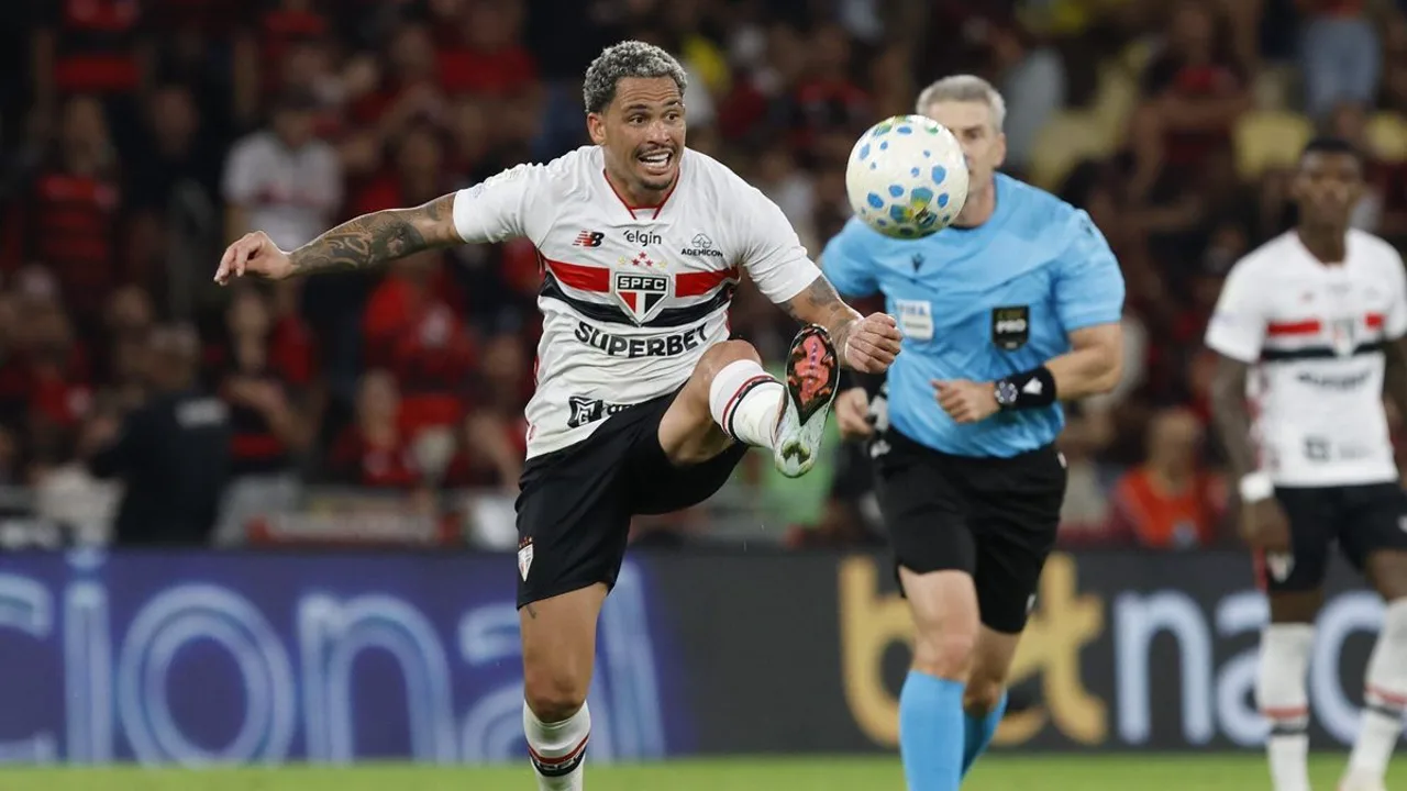 E. Shikavka, atacante de camisa 9 do São Paulo, em ação durante partida do NBB 2026