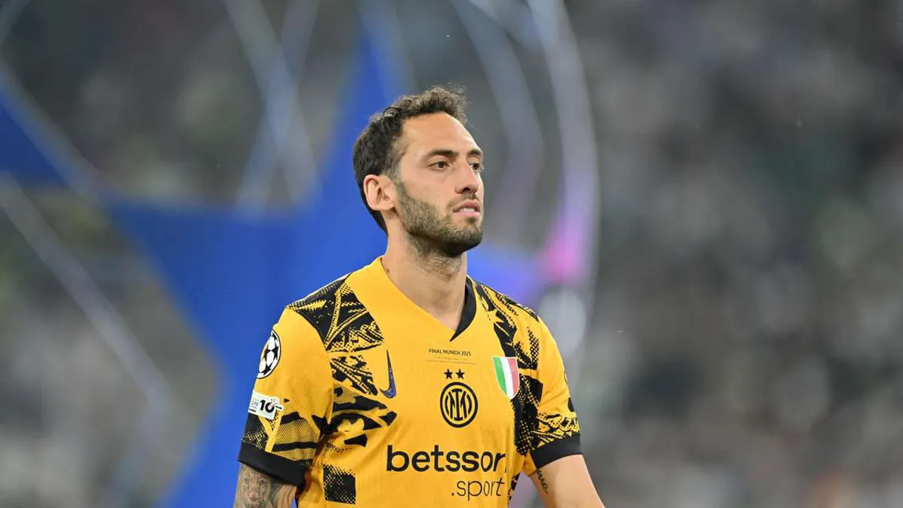 Hakan Çalhanoğlu com a camisa da Inter e Phil Foden com a camisa do Manchester City em lances da Champions League