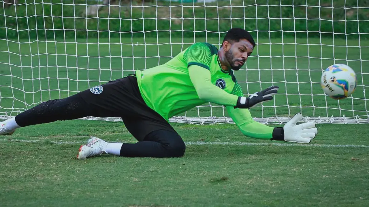 Thiago Rodrigues, goleiro do Goiás, posicionado sob as traves durante partida do Brasileirão Série A 2026