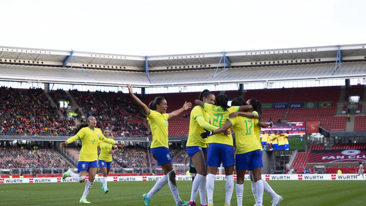 Torcedoras brasileiras com bandeira do Brasil em estádio lotado durante partida de futebol feminino