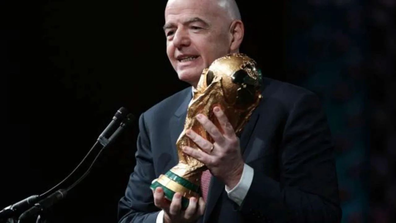 Bandeiras da FIFA e UEFA lado a lado em sede de congresso de futebol, simbolizando o embate institucional