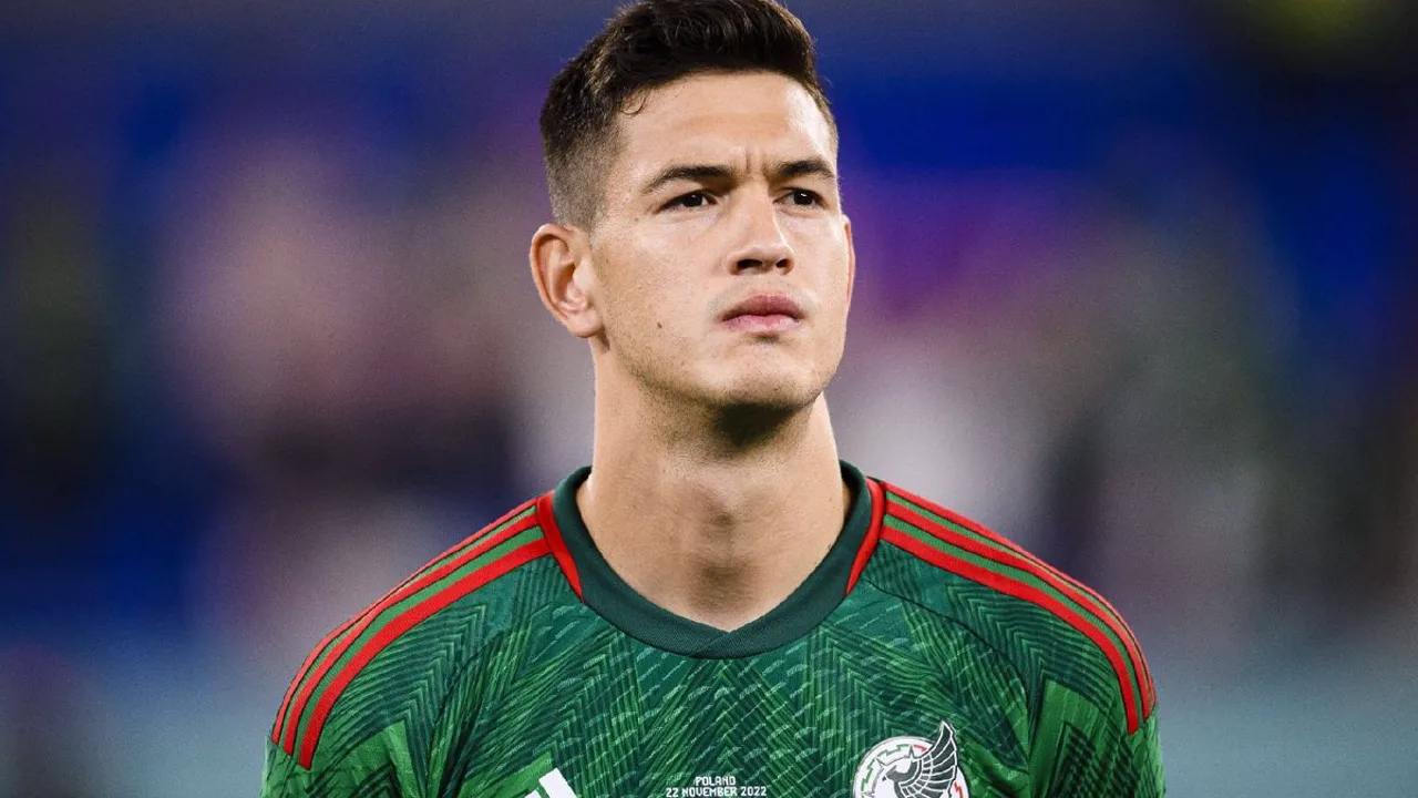 César Montes, zagueiro da seleção mexicana, em ação com a camisa 3 do México na Copa do Mundo