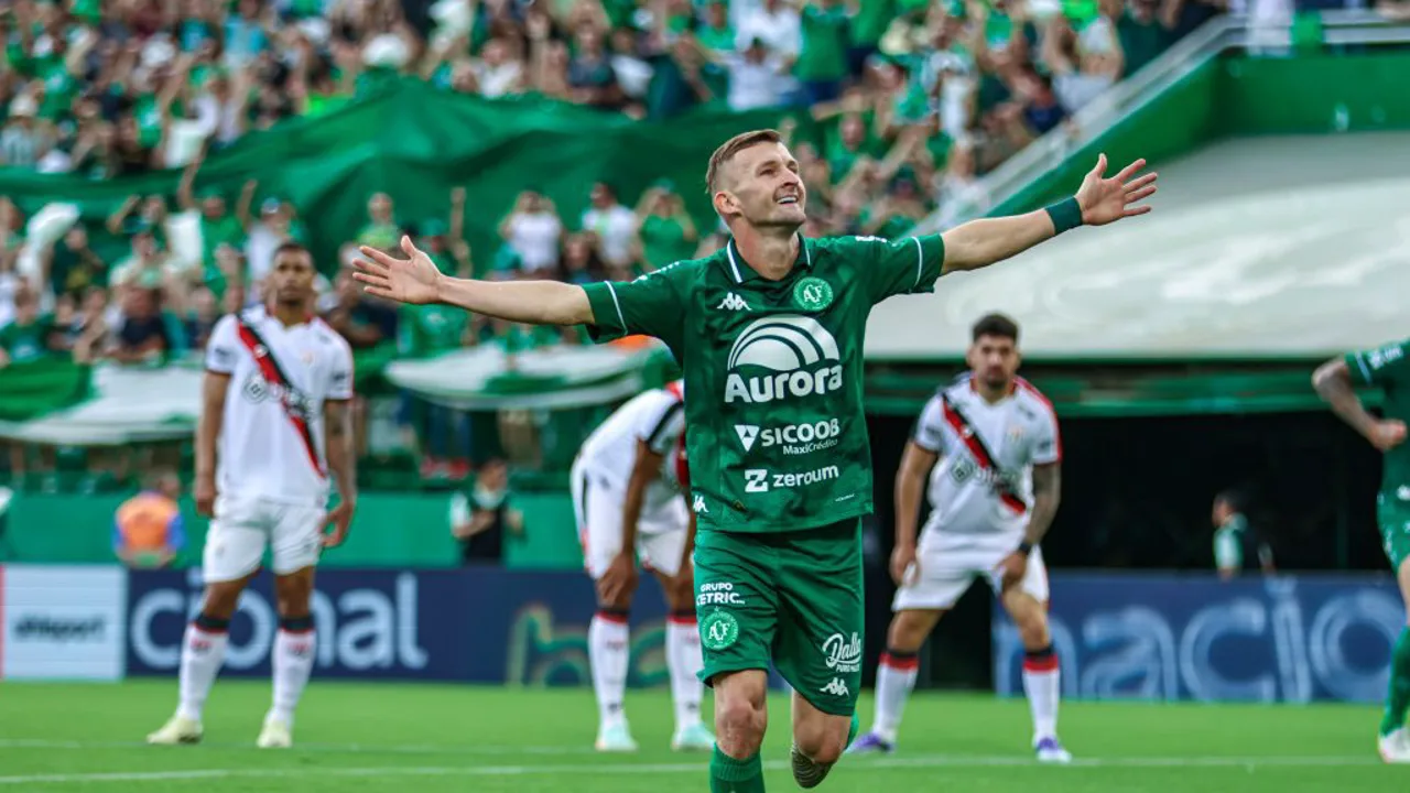 Walter Clar, zagueiro paraguaio da Chapecoense, em ação durante partida do Brasileirão Série A 2026