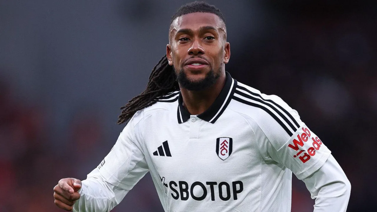 Alex Iwobi com a camisa 17 do Fulham em partida da Premier League