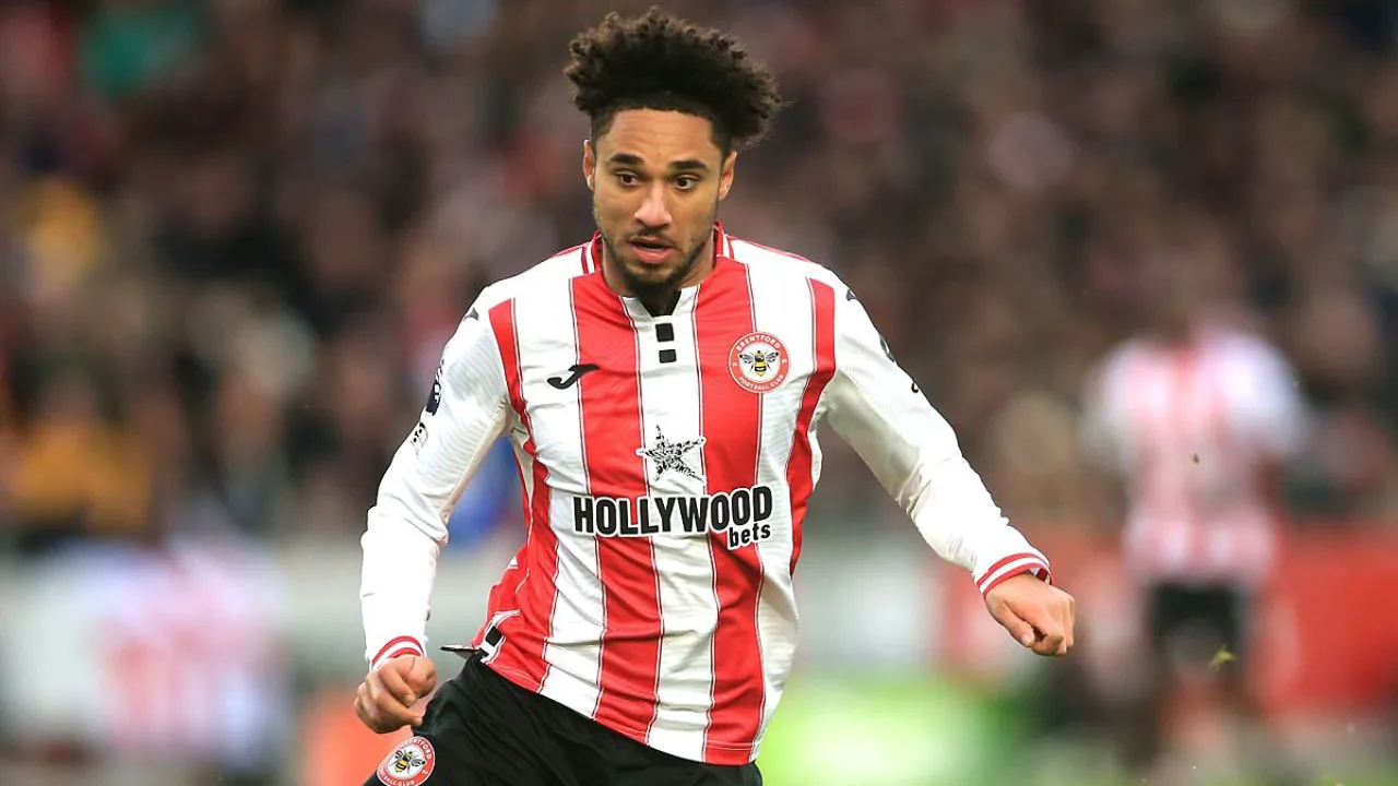 Kevin Schade, atacante do Brentford, com a camisa 7 em partida da Premier League 2026/2027