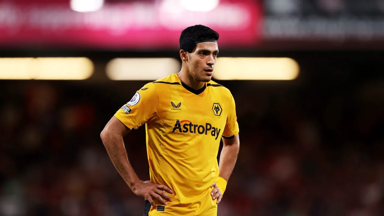 Raúl Jiménez, centroavante do Wolverhampton Wanderers, em ação pela Premier League 2026-27