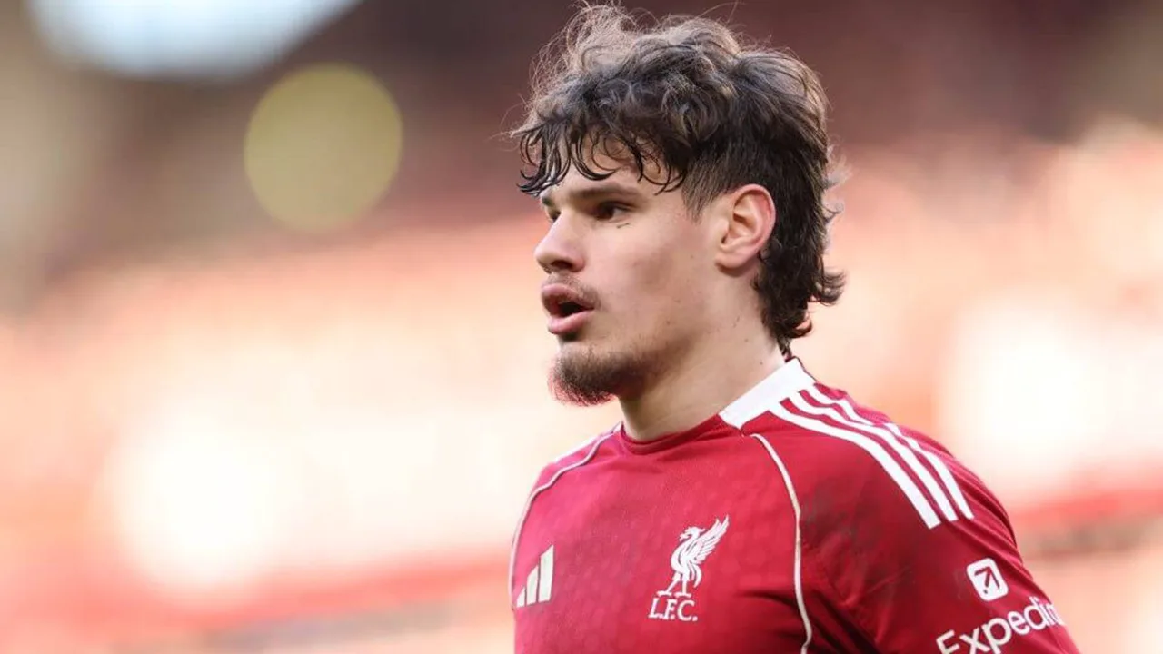Milos Kerkez com a camisa 6 do Liverpool em ação pela Premier League 2026/27