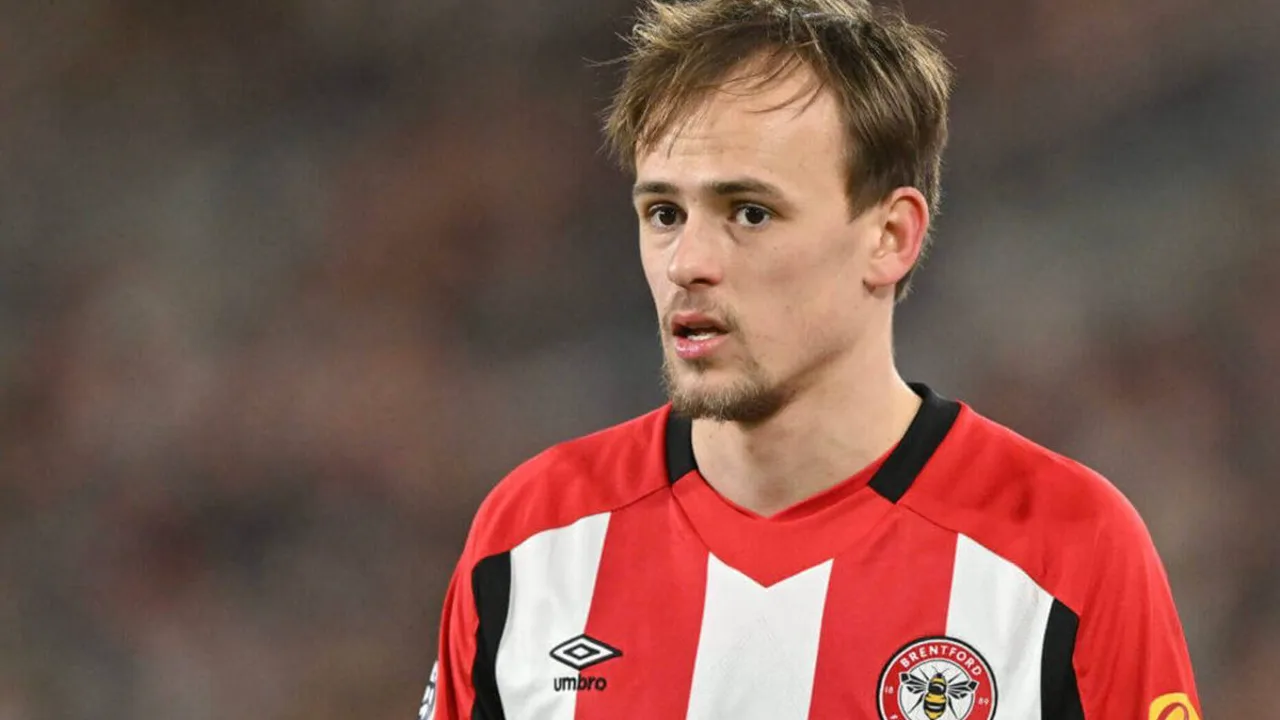 Mikkel Damsgaard com a camisa 24 do Brentford conduzindo a bola durante partida da Premier League