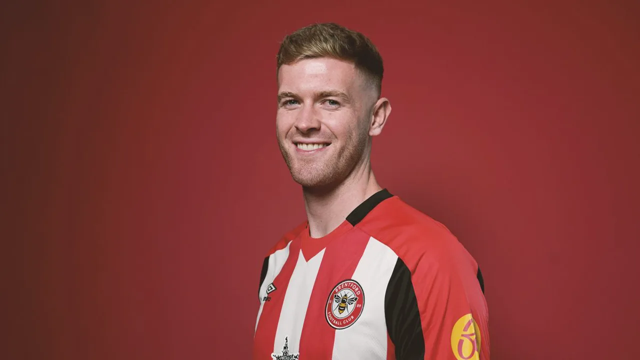 Nathan Michael Collins, zagueiro do Brentford, em ação pela Premier League 2026/27