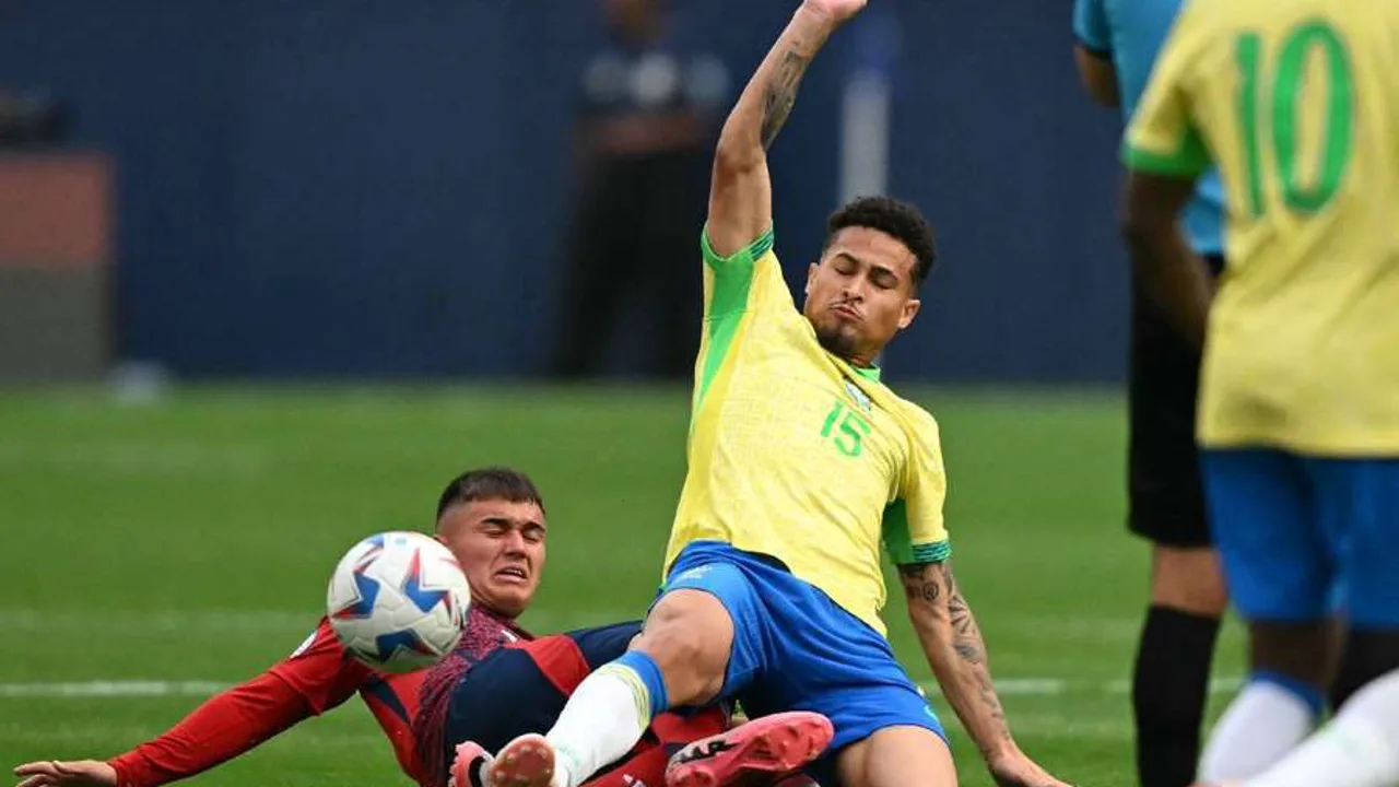Keanu Baccus, meia da Juventus com a camisa 25, em ação na Champions League 2026/2027