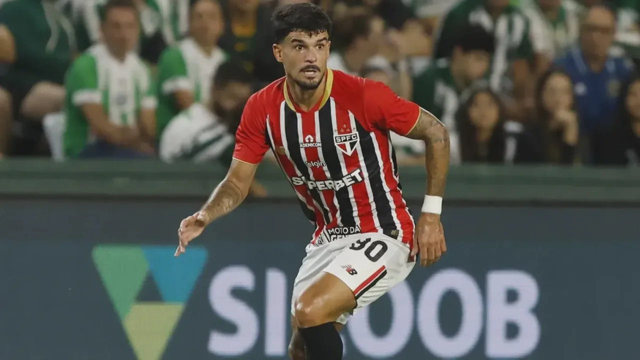 Cauly, meia do São Paulo, conduzindo a bola durante partida do Brasileirão Série A 2026