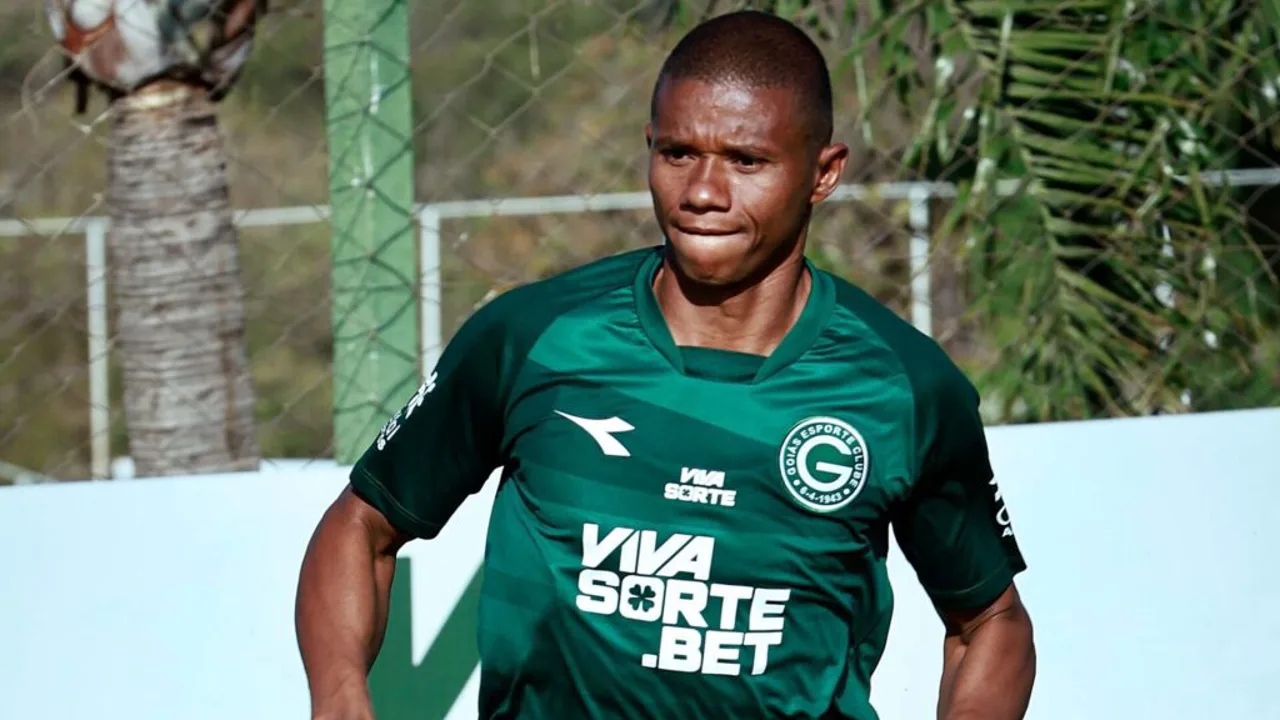 Juninho, meia do Goiás, com a camisa 8 em campo pelo Brasileirão Série A 2026