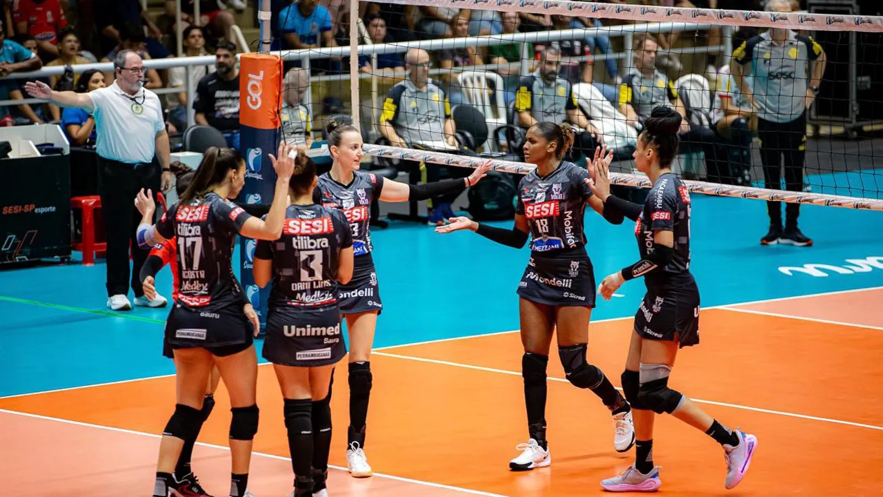 Jogadoras do Sesi Bauru W comemoram vitória sobre o Fluminense W nas quartas de final da Superliga Feminina 2025