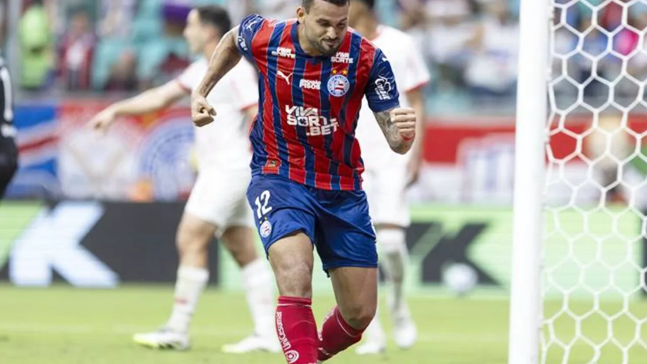 Willian José pelo Bahia e Pedro Henrique pelo Cuiabá em lances de ataque no Brasileirão Série A 2026
