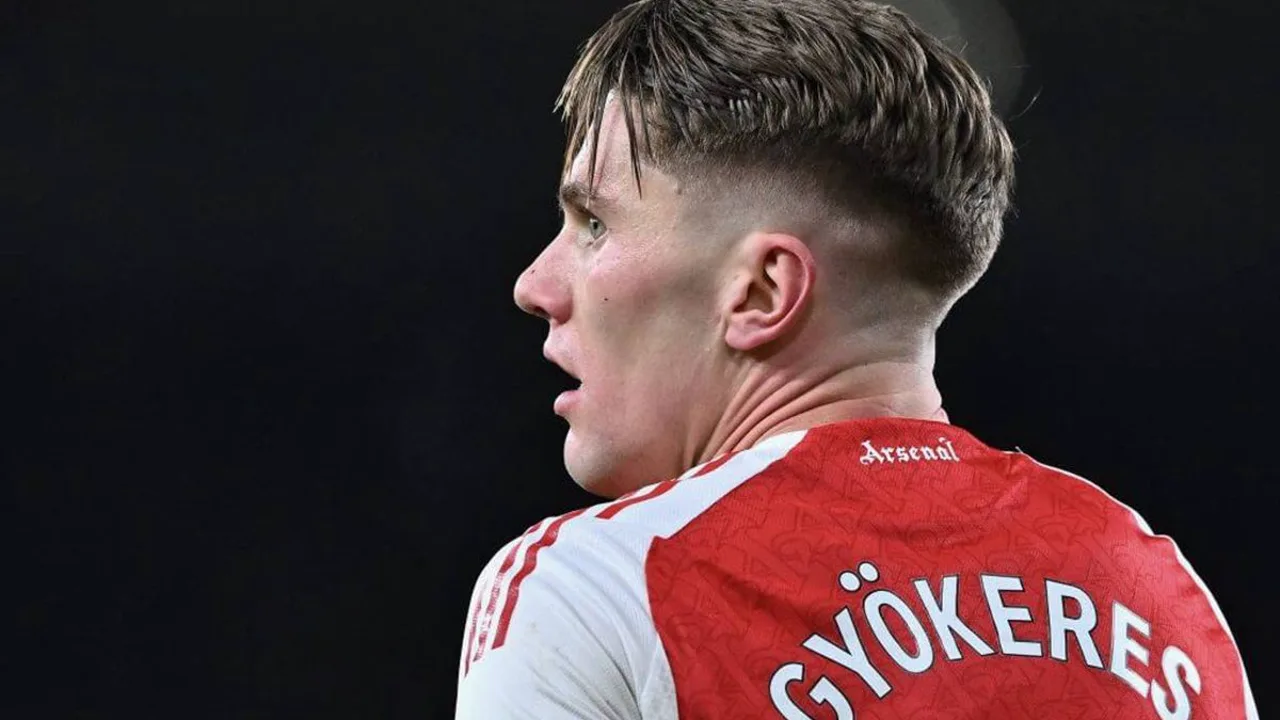 Viktor Gyökeres com a camisa do Arsenal e Raúl Jiménez com a do Wolverhampton, frente a frente em campo na Premier League