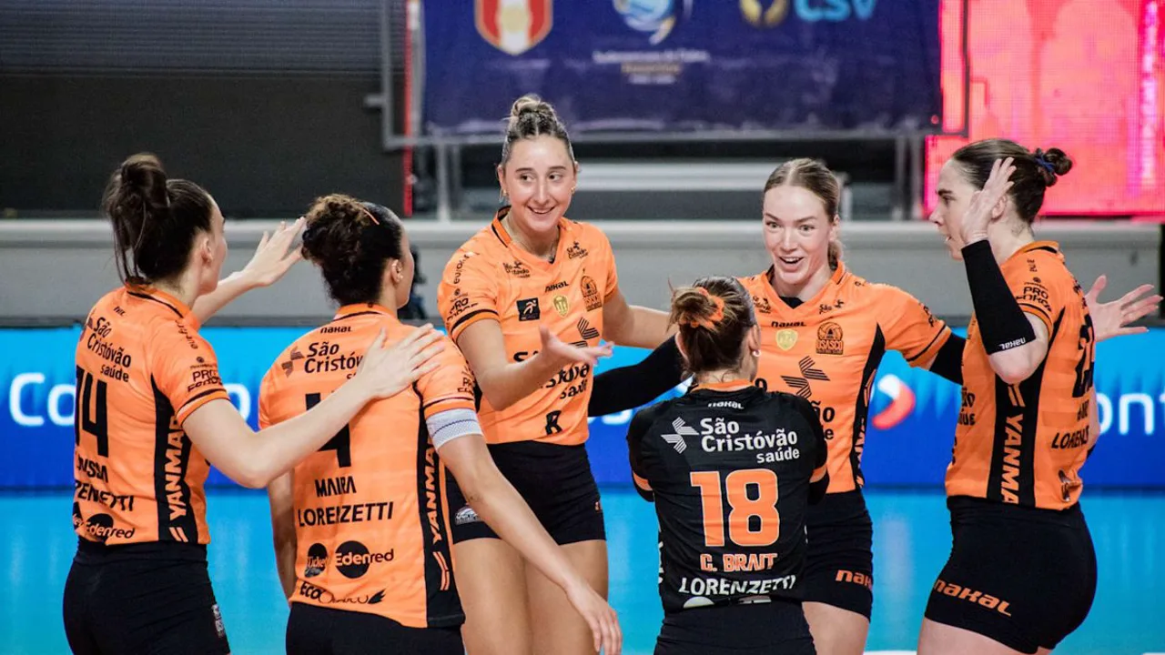 Jogadoras do Osasco W comemoram título da Superliga Feminina após vencer o Sesi Bauru W por 3 sets a 1 na final de maio de 2025