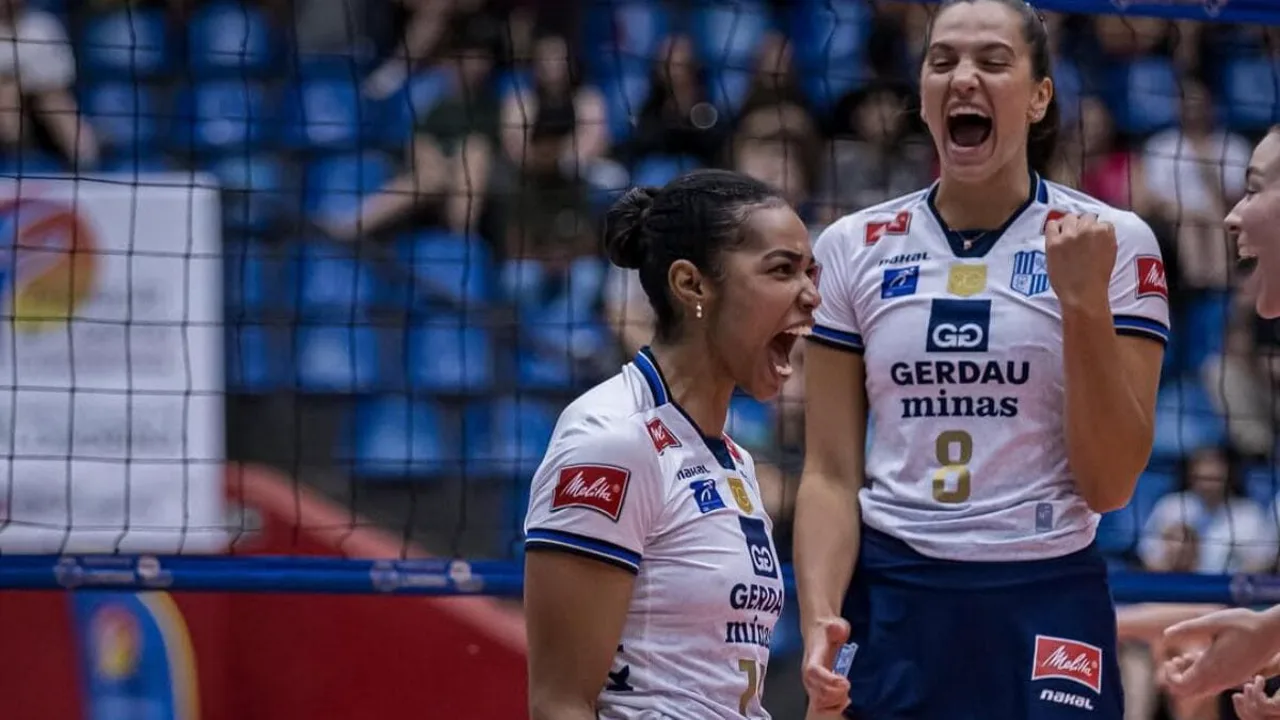 Quadra de vôlei feminino durante partida decisiva de semifinal da Superliga Feminina entre Osasco W e Minas W em abril de 2025