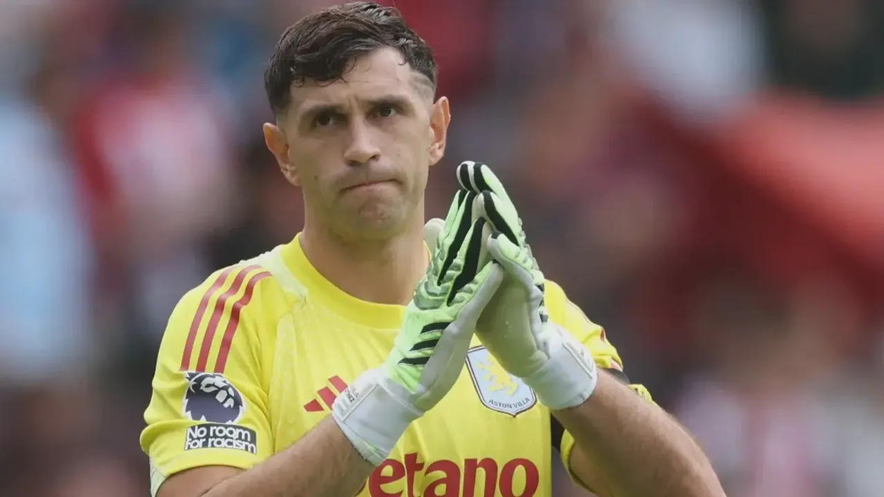 Emiliano Martínez, goleiro argentino do Aston Villa, posicionado sob a trave durante partida da Premier League