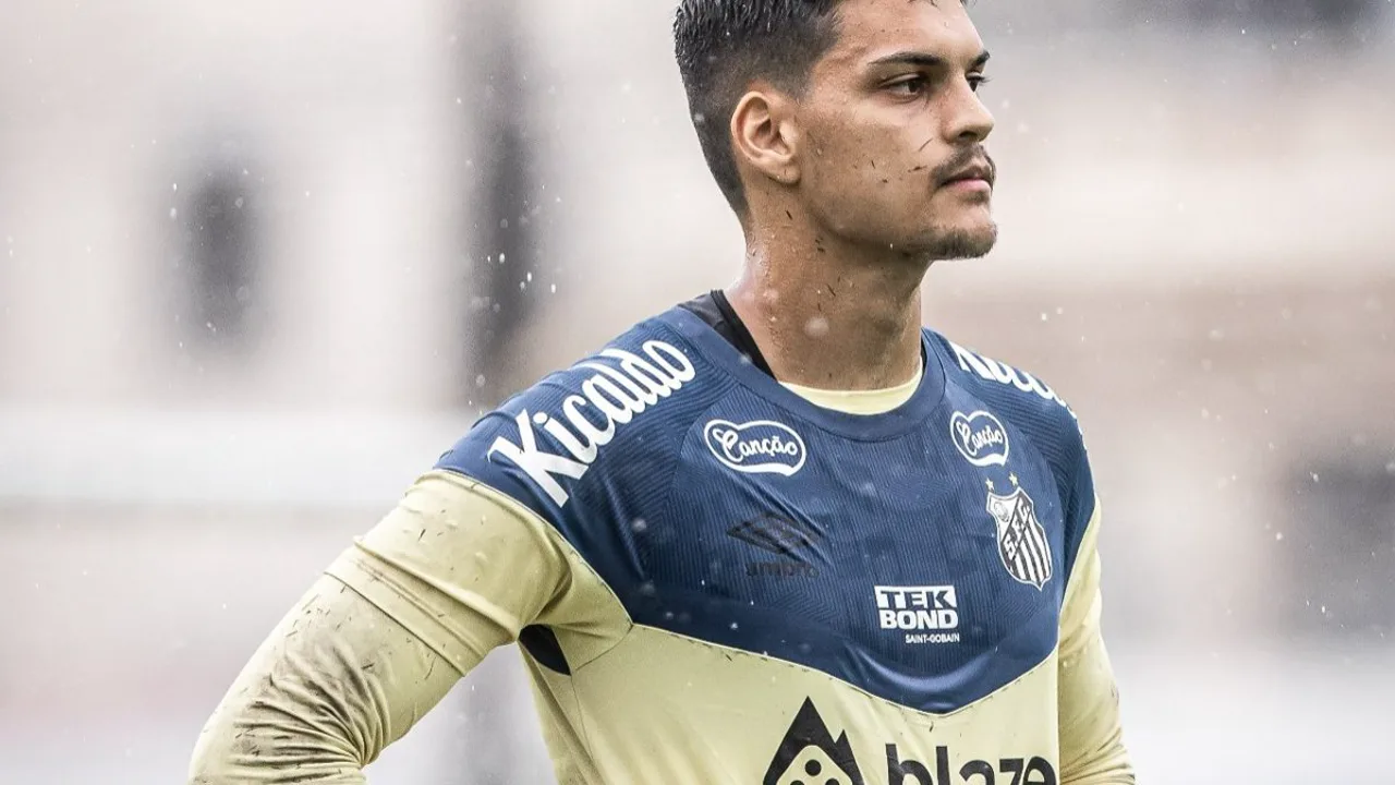 Gabriel Brazão, goleiro do Santos com a camisa 77, em ação no Brasileirão Série A 2026