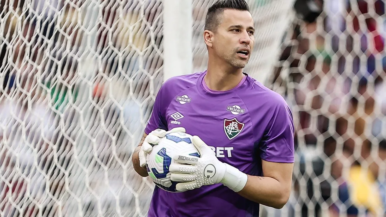 Fábio, goleiro do Fluminense, posicionado sob as traves durante partida do Brasileirão Série A 2026