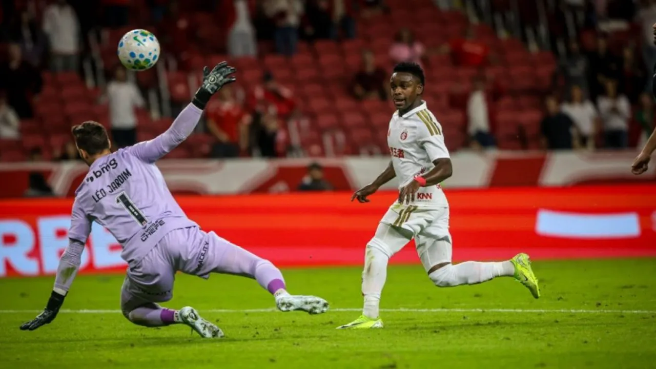 Marcus Fraser, zagueiro da Juventus com a camisa 22, em ação defensiva na Champions League