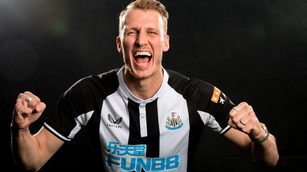 Dan Burn, zagueiro do Newcastle United, com a camisa 33 em partida da Premier League 2026/2027