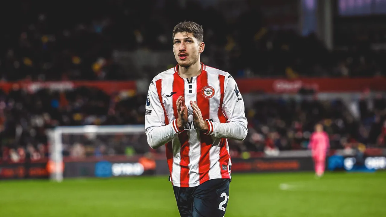 Vitaly Janelt, meia do Brentford, com a camisa 27 em partida da Premier League 2026/2027