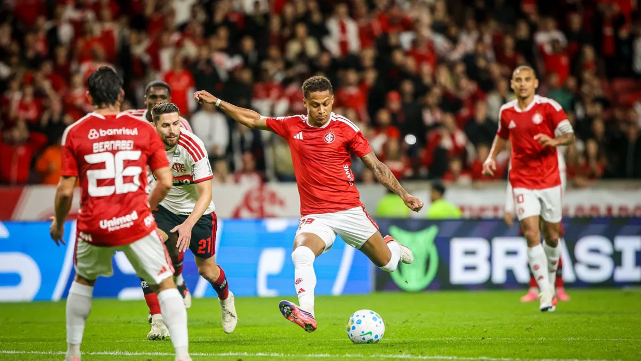 Alex Gogic, zagueiro cipriota da Juventus, número 13, em ação na Champions League 2026/2027