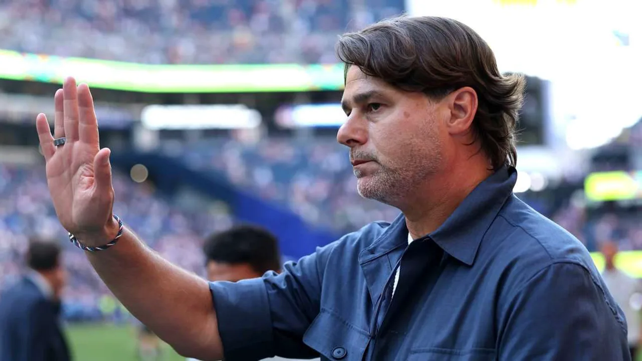Mauricio Pochettino na beira do campo com a camisa da seleção dos Estados Unidos durante a Copa do Mundo 2026